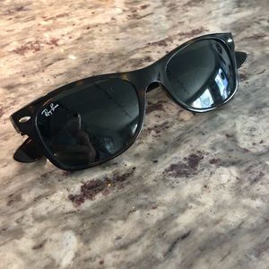 Ray-Ban Wayfarer tortoiseshell sunglasses 52 mm